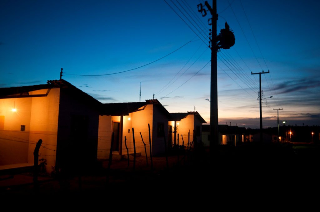 O programa Luz Para Todos começou em 2003 e já beneficiou mais de 15 milhões de pessoas que não tinham acesso à energia