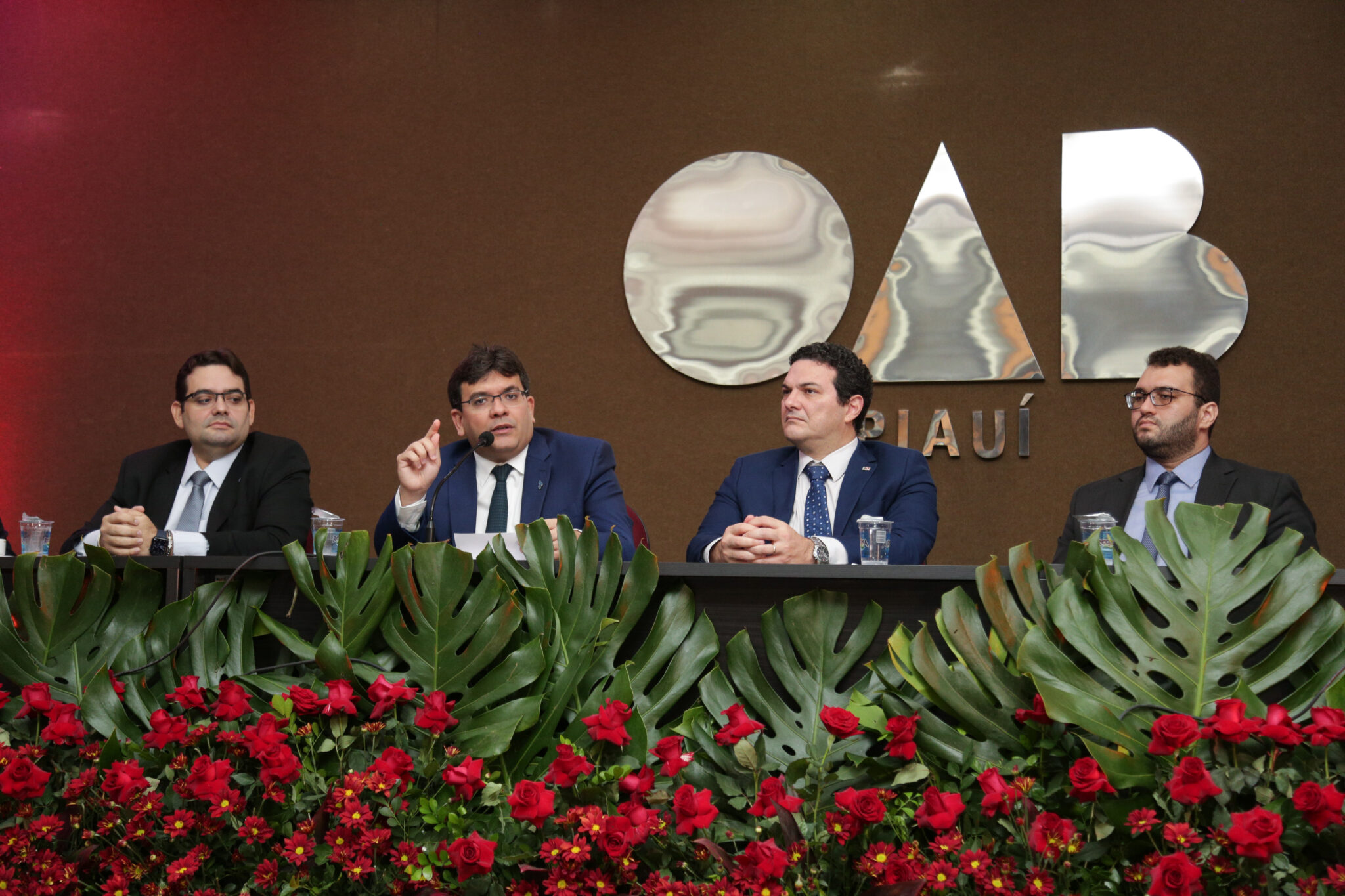 Governador Rafael Fonteles durante seminário na OAB-PI; sentado à esquerda do governador, está o presidente da Seccional, Celso Barros Coelho Neto