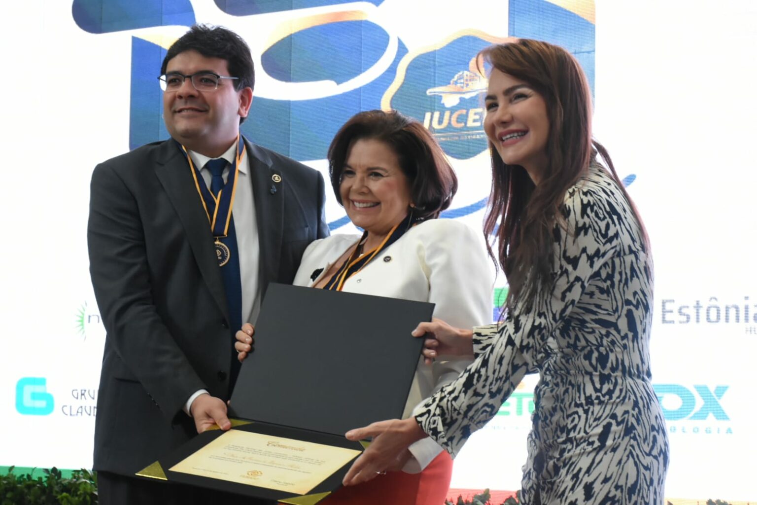 Governador Rafael Fonteles entrega Comenda Mérito do Registro Mercantil Nacional da Federação Nacional das Juntas Comerciais para homenageados.