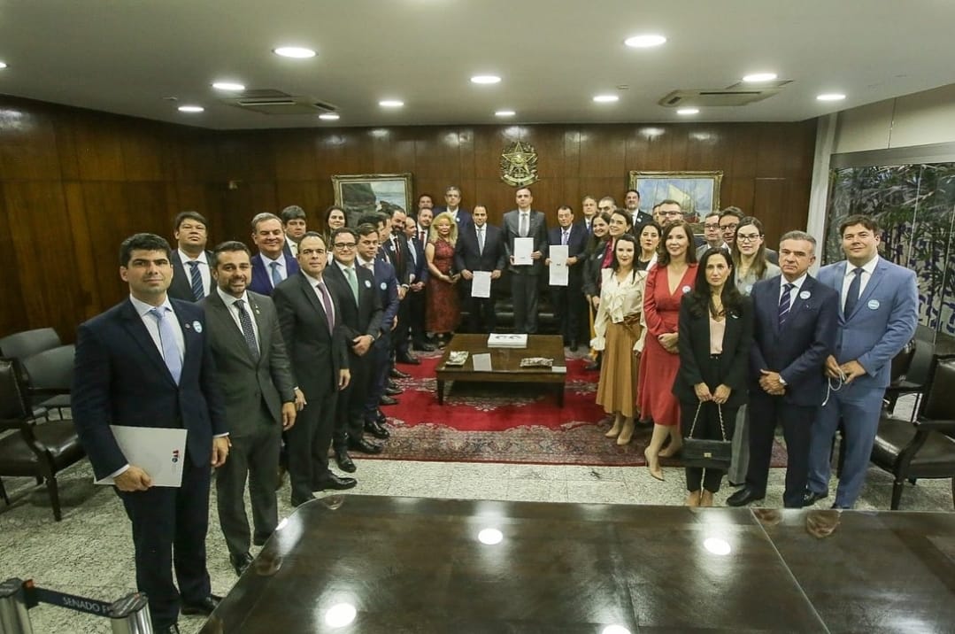 Presidentes das seccionais da OAB de cada estado junto com o presidente do senado, Rodrigo Pacheco