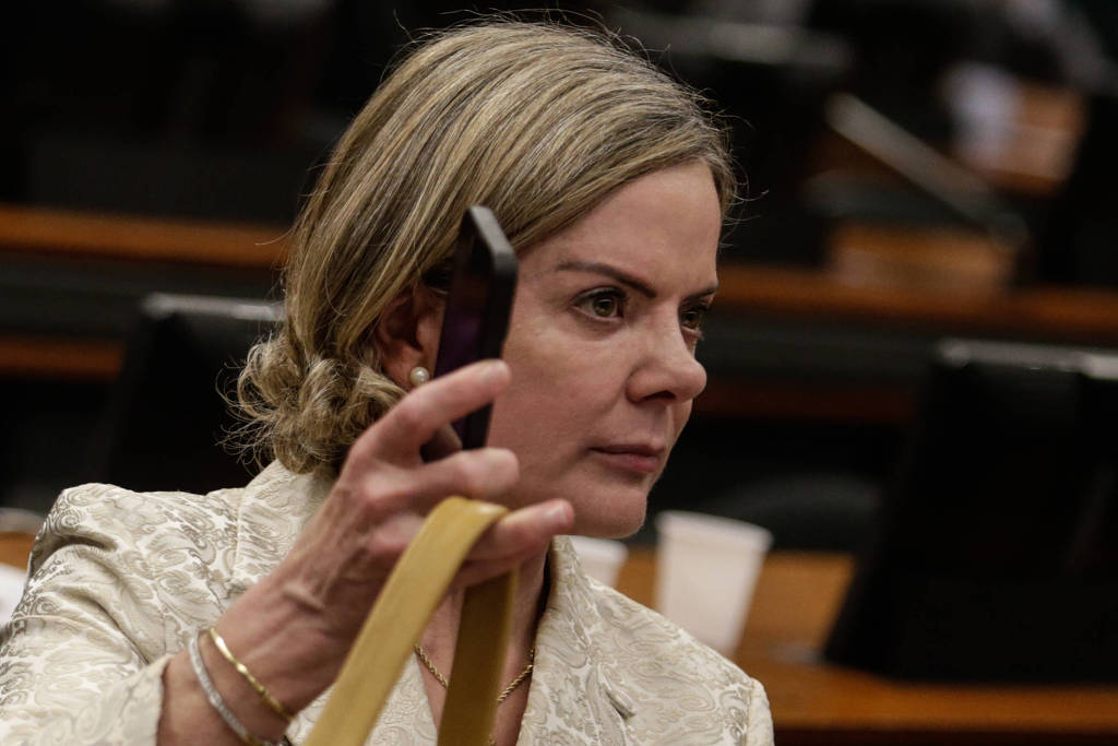 A presidente do PT, Gleisi Hoffmann, durante discussão da PEC da Anistia em comissão especial na Câmara.