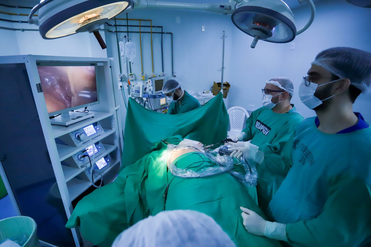 Médicos realizando cirurgia em paciente do Hospital Getúlio Vargas.