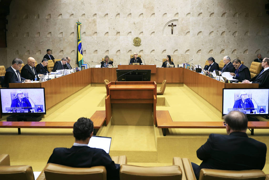 Ministros do STF durante sessão plenária.