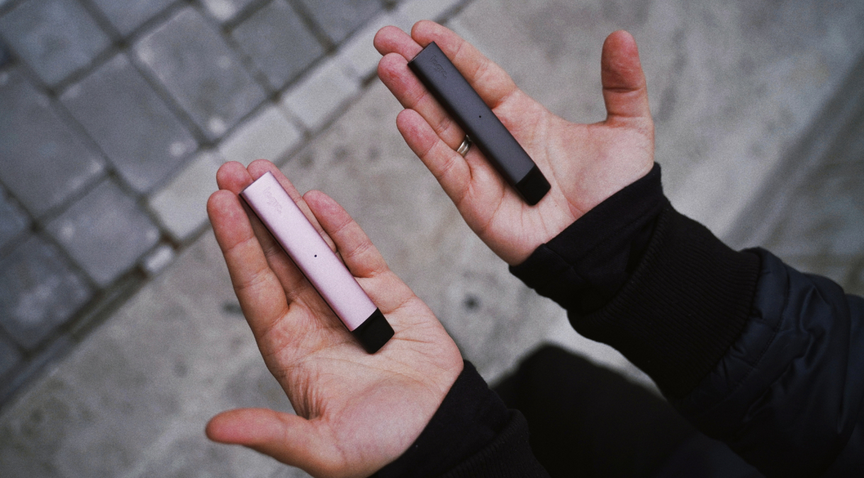 Modismo de cigarro eletrônico, ou vaper, atrai jovens ao tabagismo no Brasil.