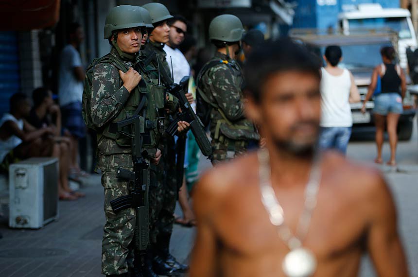 Operação militar de combate a traficantes de drogas na favela da Rocinha, no Rio de Janeiro, em 2017.