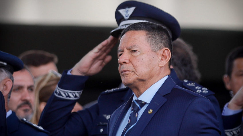 Senador Hamilton Mourão participa de cerimônia em comemoração ao Dia do Soldado, promovida pelo Exército.