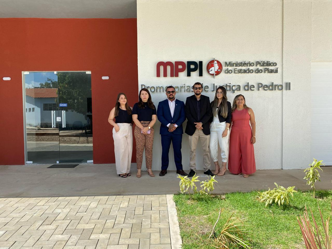 Advogado Ronney Menezes e outros advogados em frente ao Ministério Público do Estado do Piauí