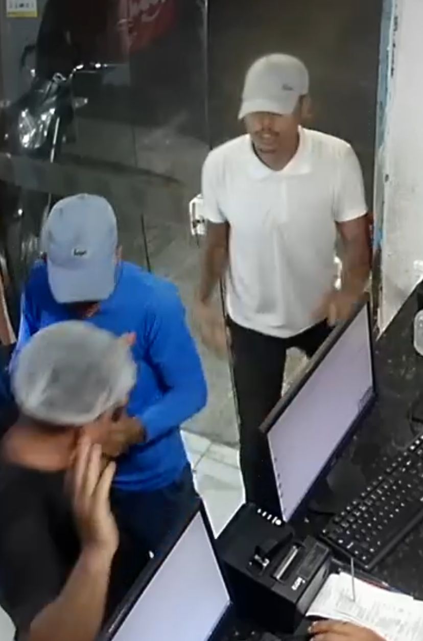 Criminosos assaltando a Pizzaria