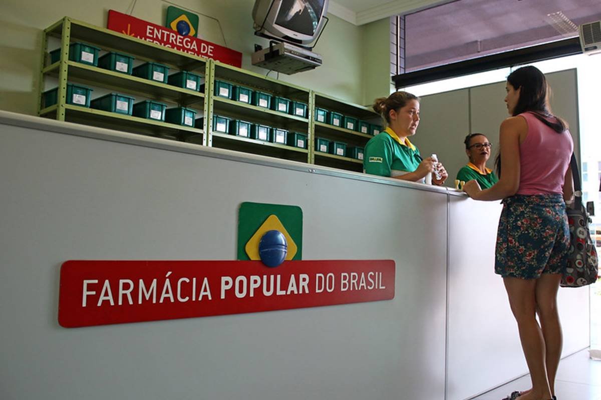 Farmácia distribui medicamentos de forma gratuita, subsidiados pelo governo