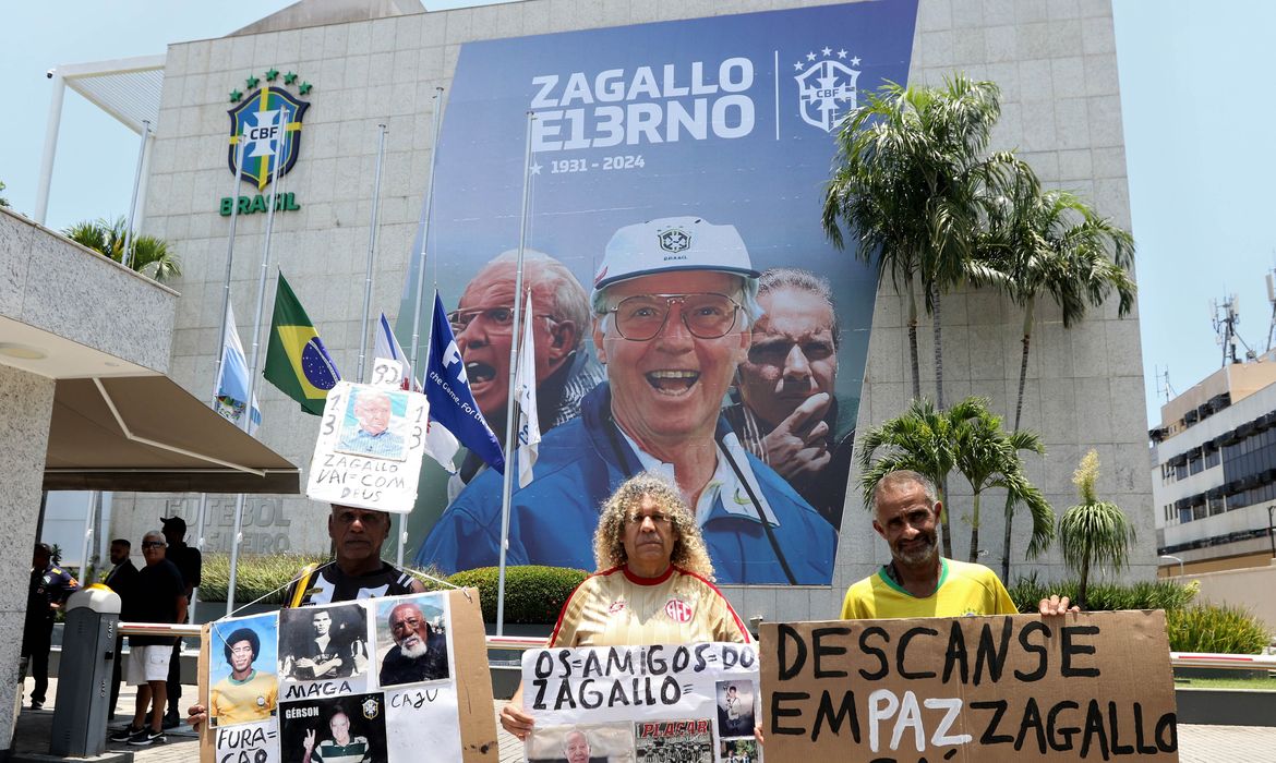 HOMENAGENS: Fãs celebram legado de Zagallo para futebol brasileiro