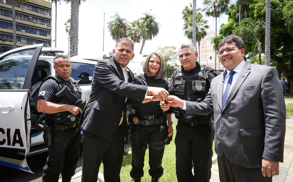 Secretário Carlos Augusto e o governador Rafael Fonteles quando entregavam viaturas à Polícia Penal representada por Reginaldo Moreira Jr [2º da direita para esquerda].