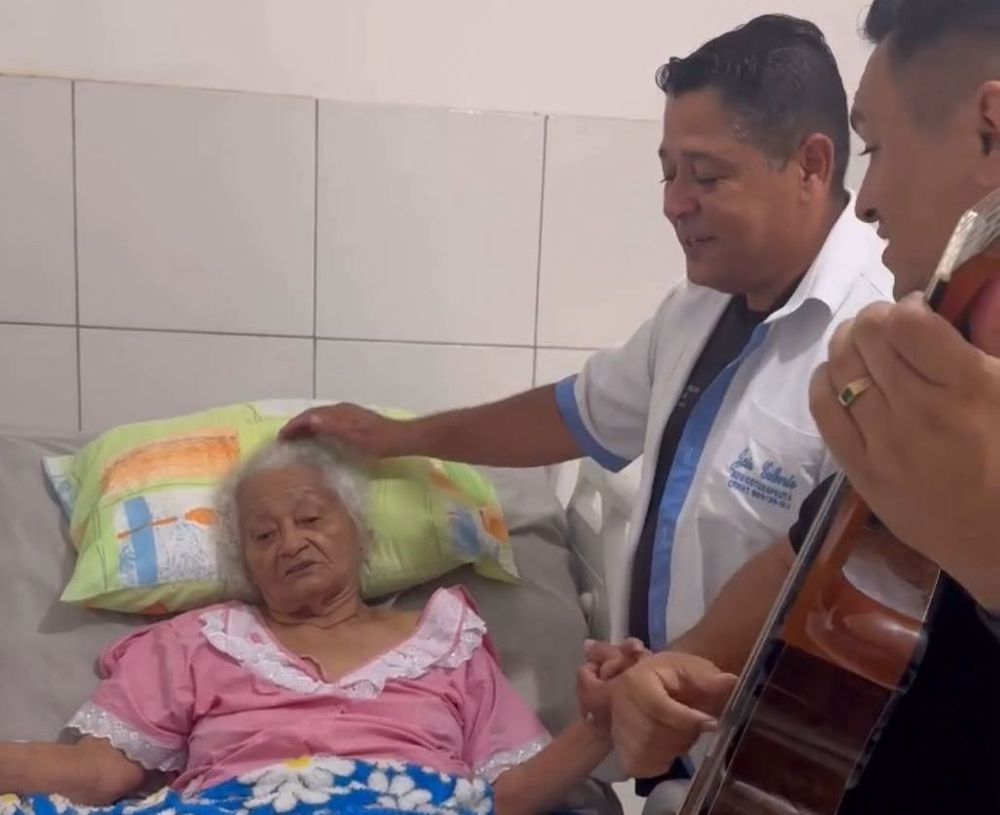 Uma residente da Vila do Ancião envolvida pela melodia da musicoterapia,