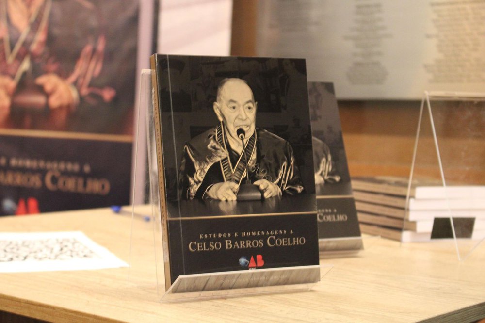 Livros traz homenagens a Celso Barros Coelho e sua Obra (Foto: DIVULGAÇÃO/OAB-PI) Livros traz homenagens a Celso Barros Coelho e sua Obra (Foto: DIVULGAÇÃO/OAB-PI)