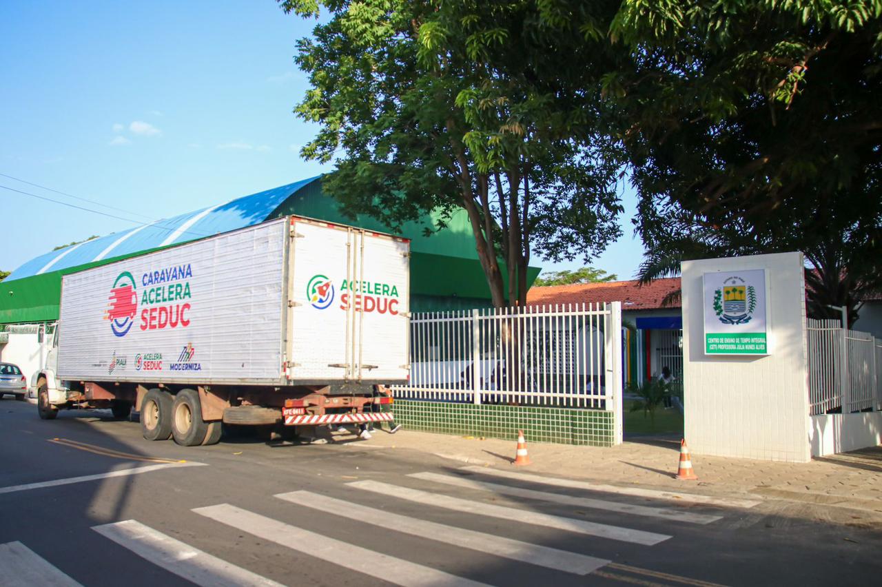 Caminhões da Caravana Acelera Seduc