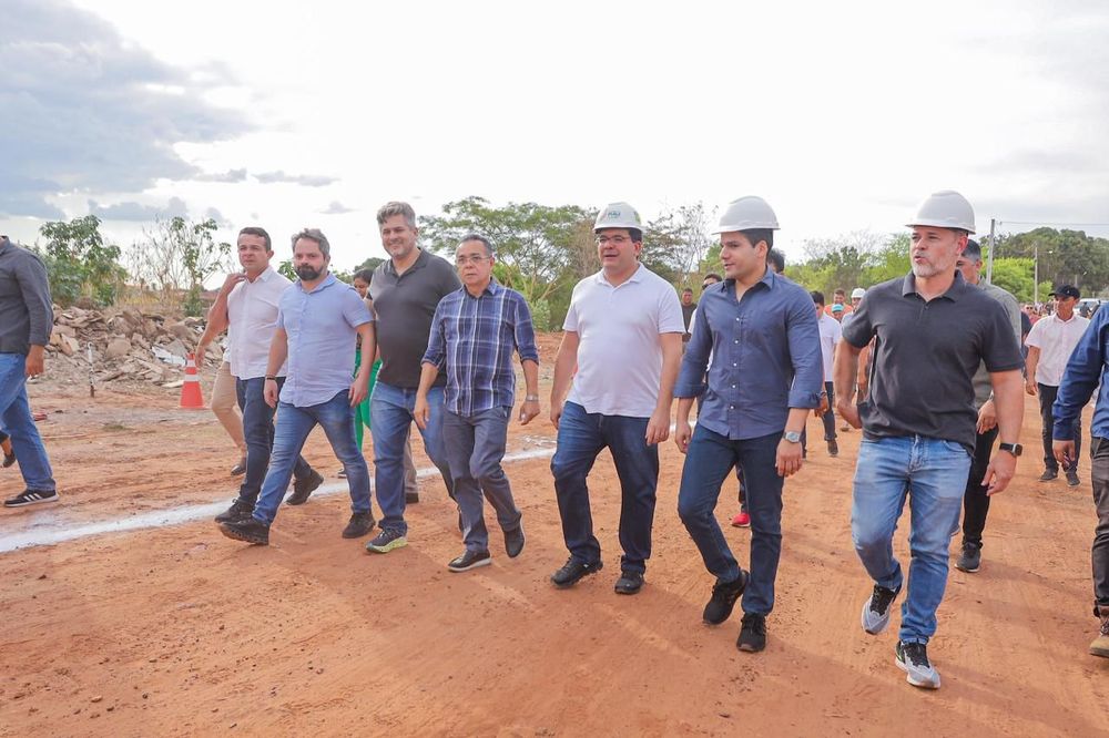 Governador visitando obras de asfalto e drenagem na PI-238, entre Picos e Sussuapara