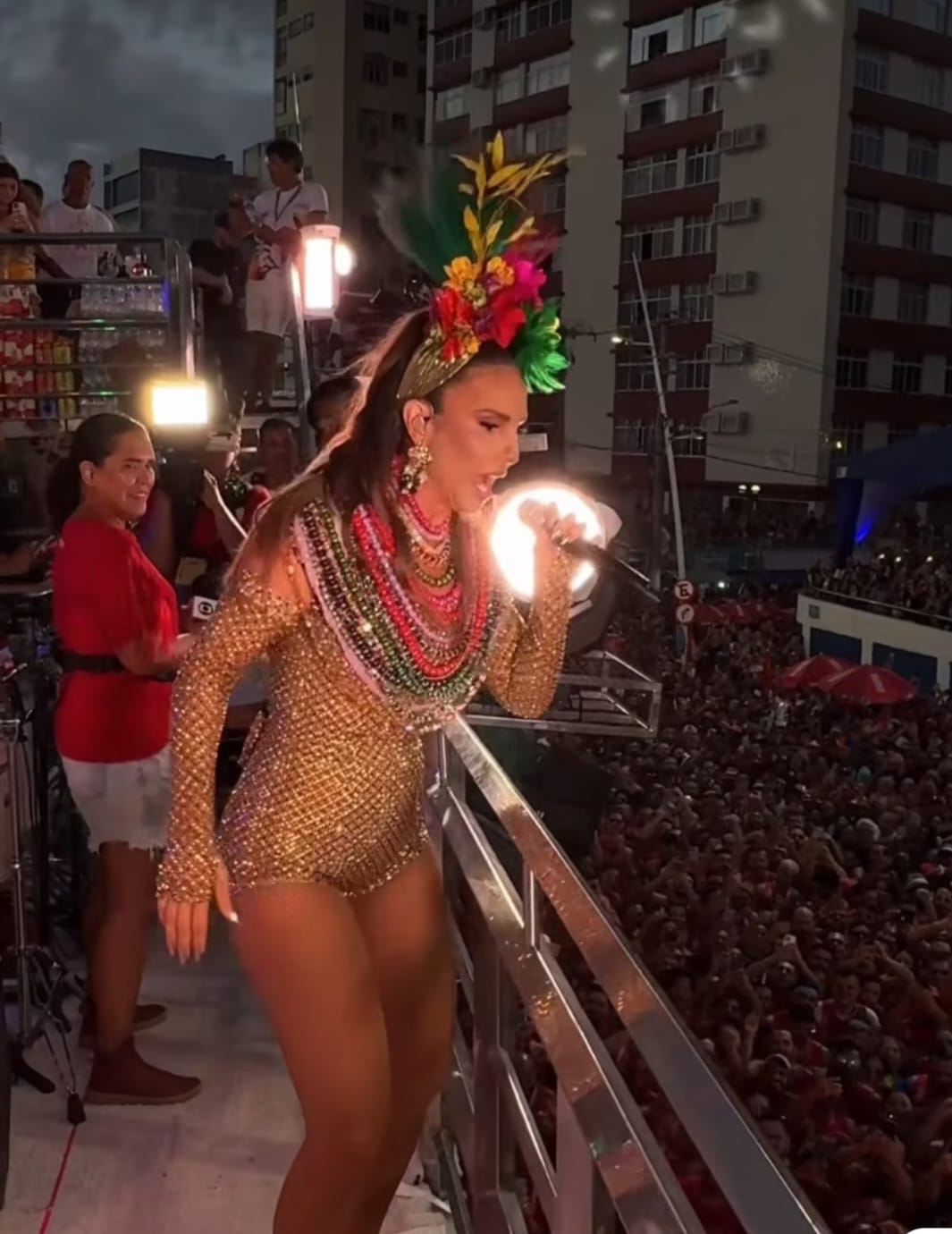 Ivete Sangalo se apresentou em um dos circuitos do Carnaval de Salvador na segunda (12)