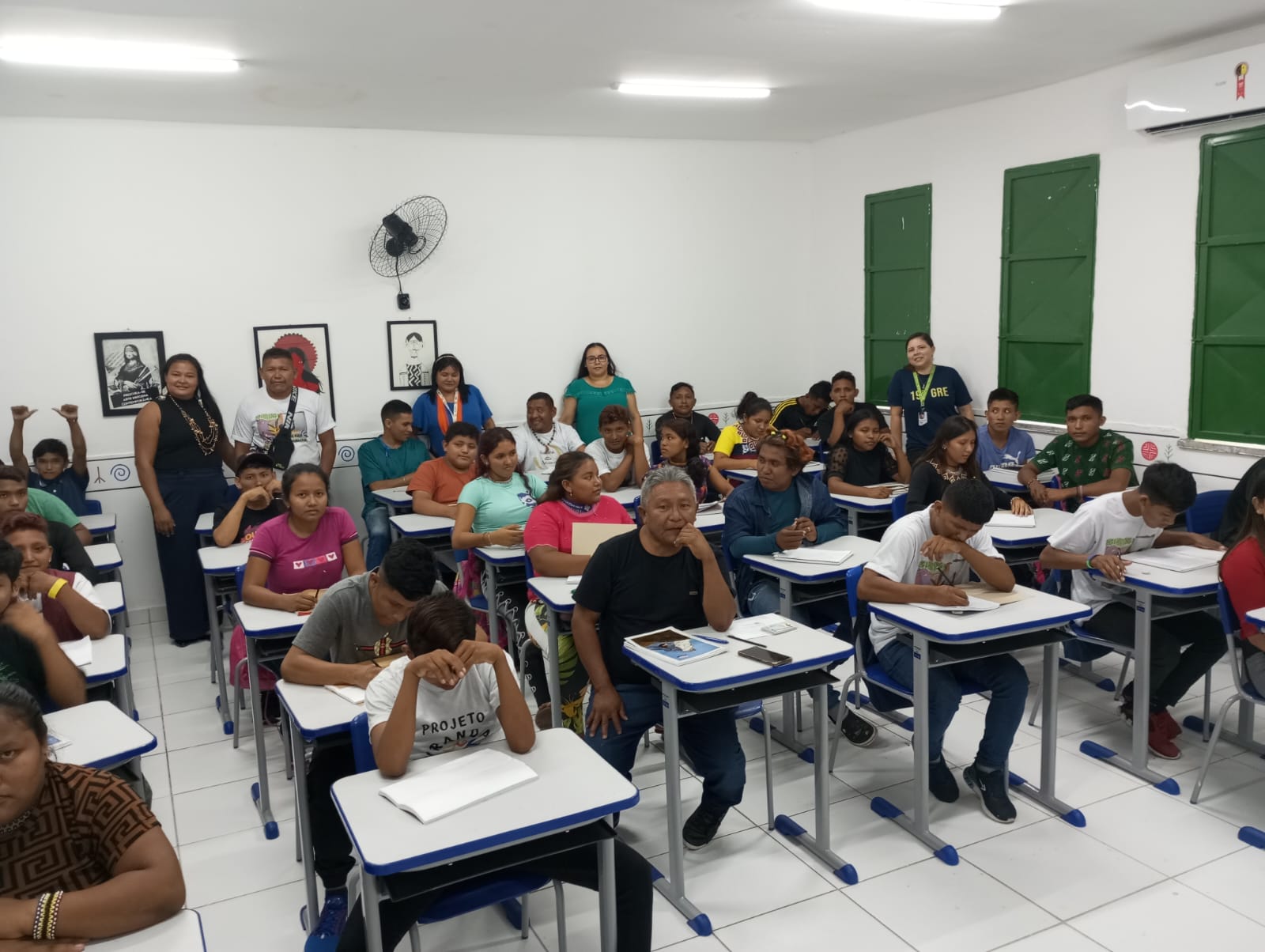 Jovens da etnia Warao dedicados às revisões intensivas de Português e Matemática pela Seduc, preparando-se para a histórica avaliação que abrirá as portas para a primeira turma de Ensino Médio