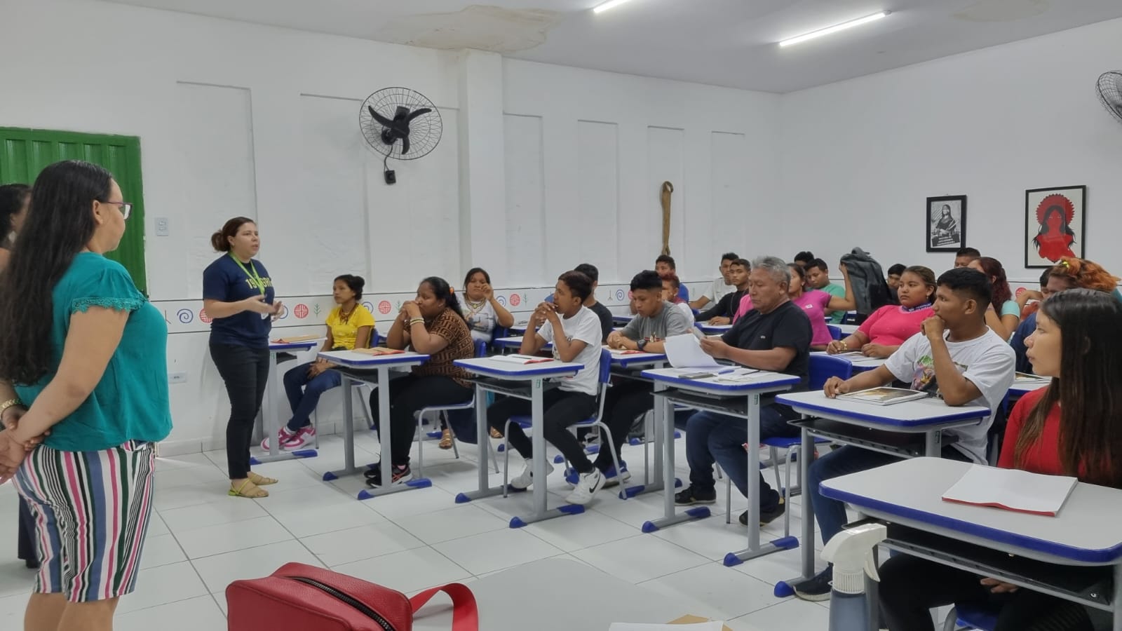 ovens da etnia Warao dedicados às revisões intensivas de Português e Matemática pela Seduc, preparando-se para a histórica avaliação que abrirá as portas para a primeira turma de Ensino Médio