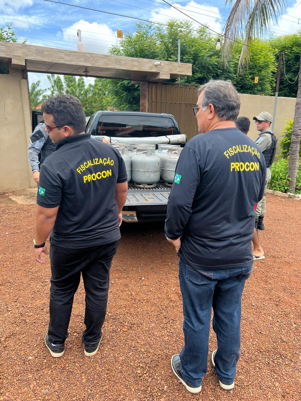 Fiscais do Procon fiscalizaram 30 pontos de revenda de gás e constataram em 11 locais a venda clandestina