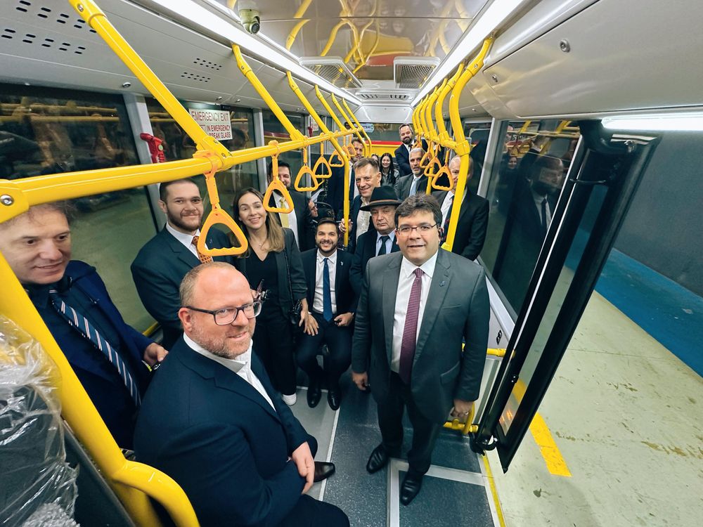 Governador experimenta um ônibus também movido a hidrogênio na visita e assinatura de MoU com a empresa Pure Hydrogen na Austrália