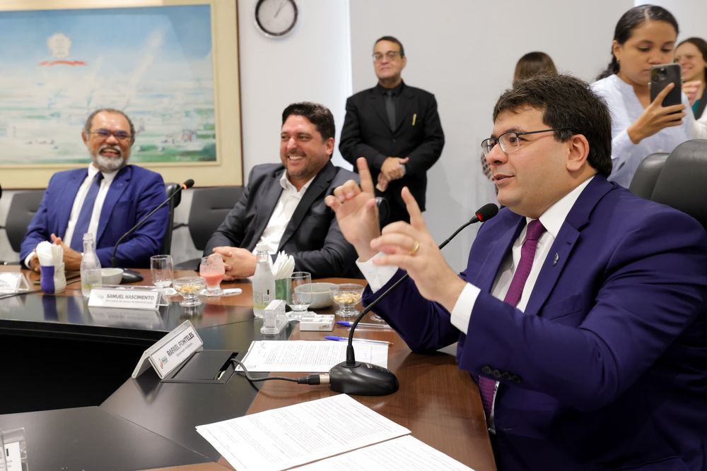 Governador Rafael Fonteles na reunião com o secretário da Sead, Samuel Nascimento e com servidores do Ministério da Gestão e da Inovação em Serviços Públicos