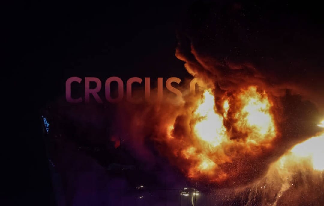 Letreiro da casa de shows Crocus City Hall, nos arredores de Moscou, pega fogo após atentado ao local