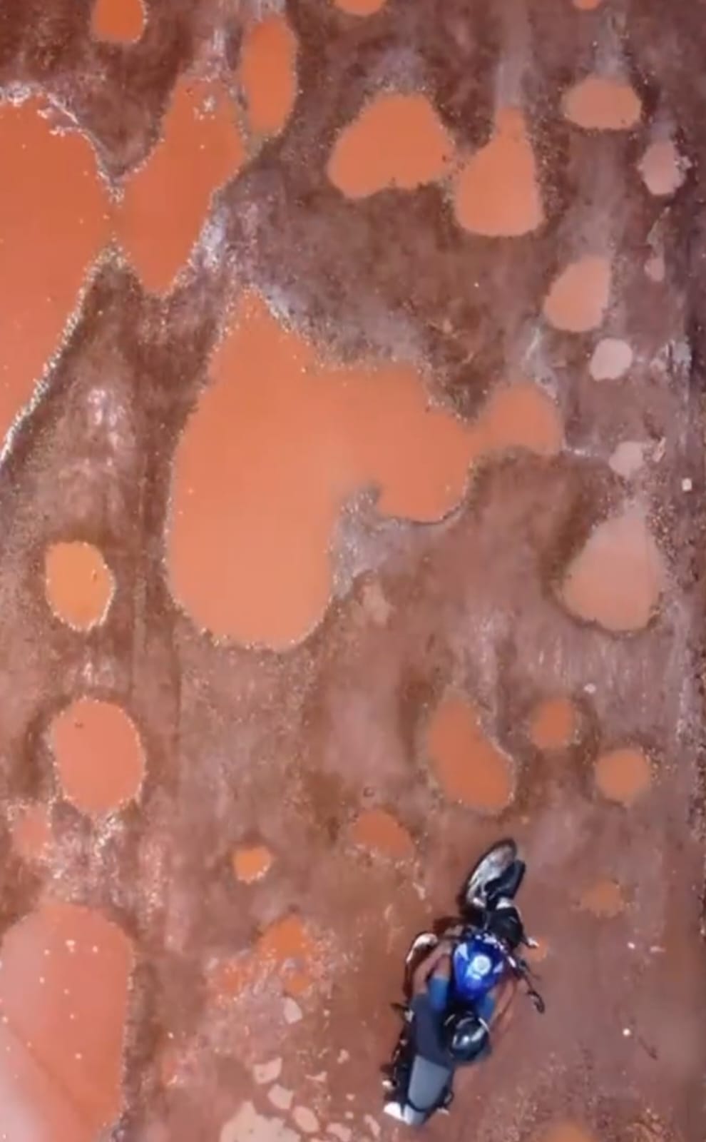 Trecho esburacado em frente a escola pública de José de Freitas é ignorado pelas autoridades