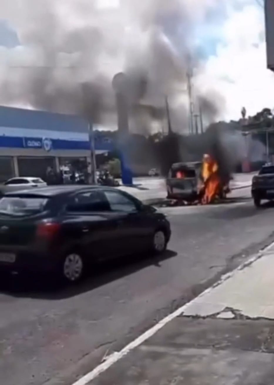 Kombi foi consumido pelas chamas em um incêndio