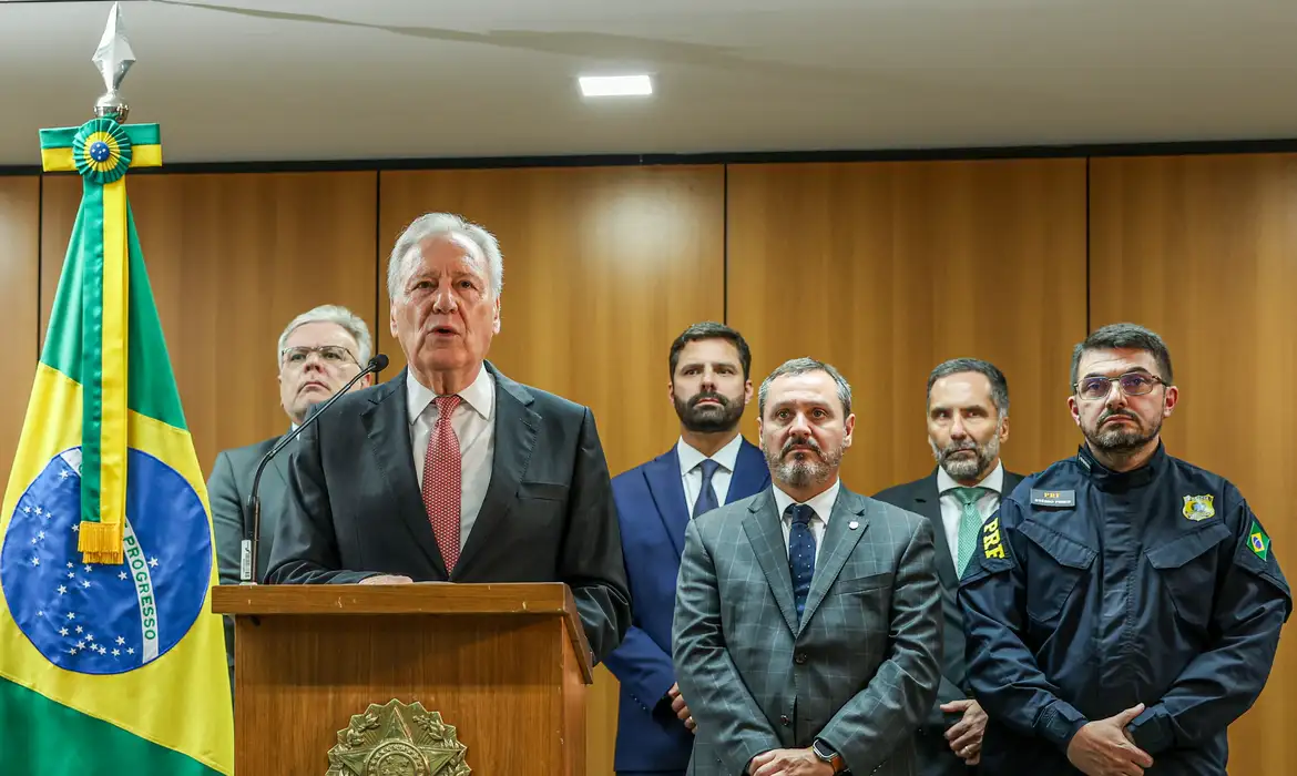Ministro da Justiça e Segurança Pública, Ricardo Lewandowski concede entrevista ao lados dos dirigentes da PF, PPF, PRF e da SENAPPEN