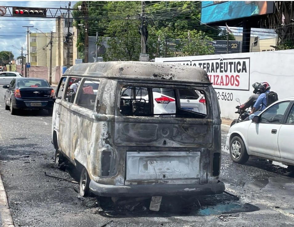 O carro ficou completamente destruído