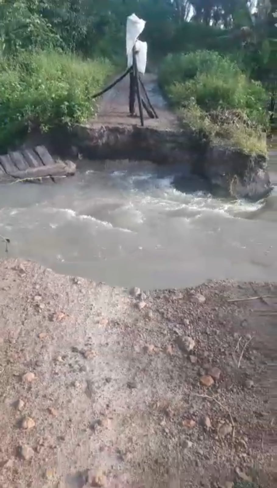 Ponte desabada no povoado Cantinho, causa transtornos à população local
