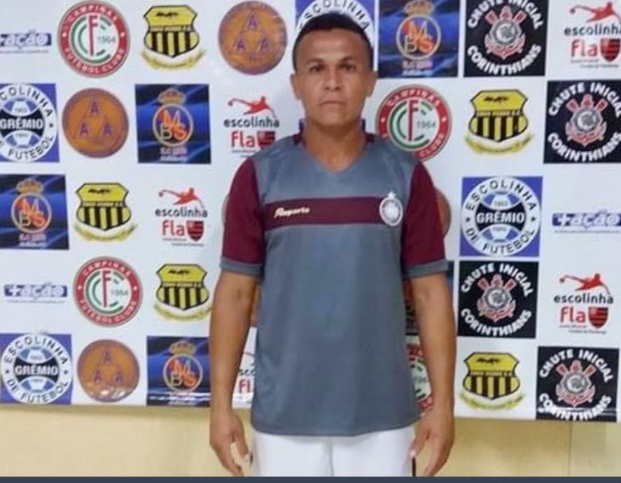 Professor de escolinha de futebol da cidade, "Nenen"