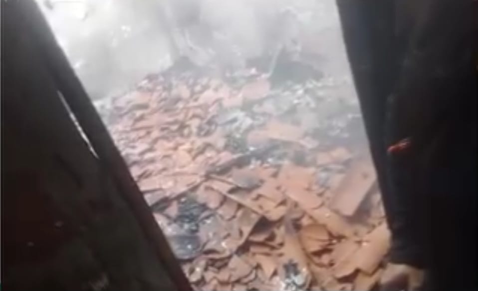 Registro do cenário após o incêndio devastou a residência