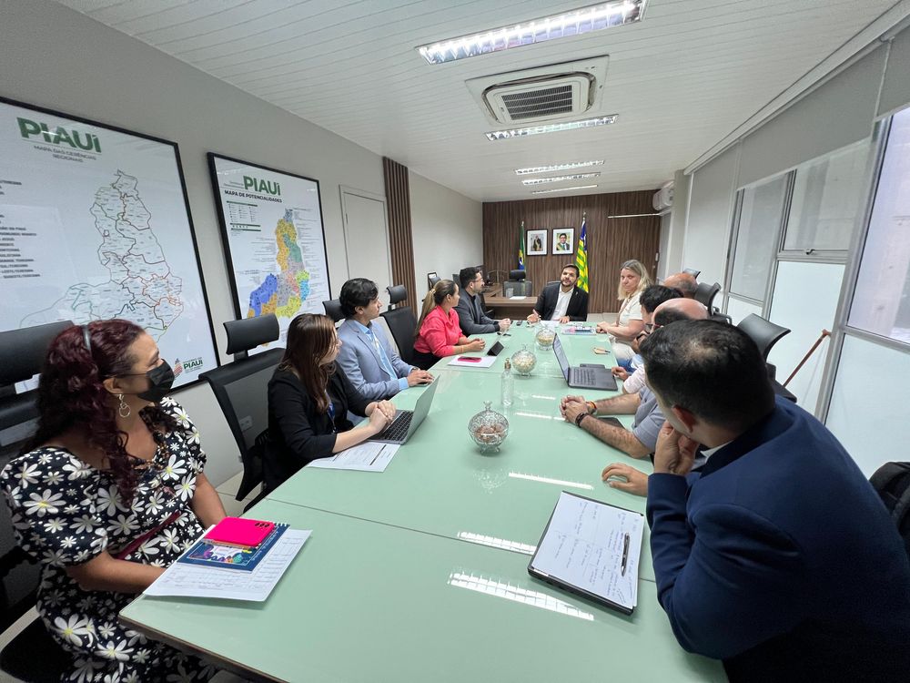 Reunião entre o presidente da Etipi, Ellen Gera; o secretário da Educação, Washington Bandeira; o presidente do Conselho Estadual de Educação, Carlos Alberto Pereira, e suas equipes.