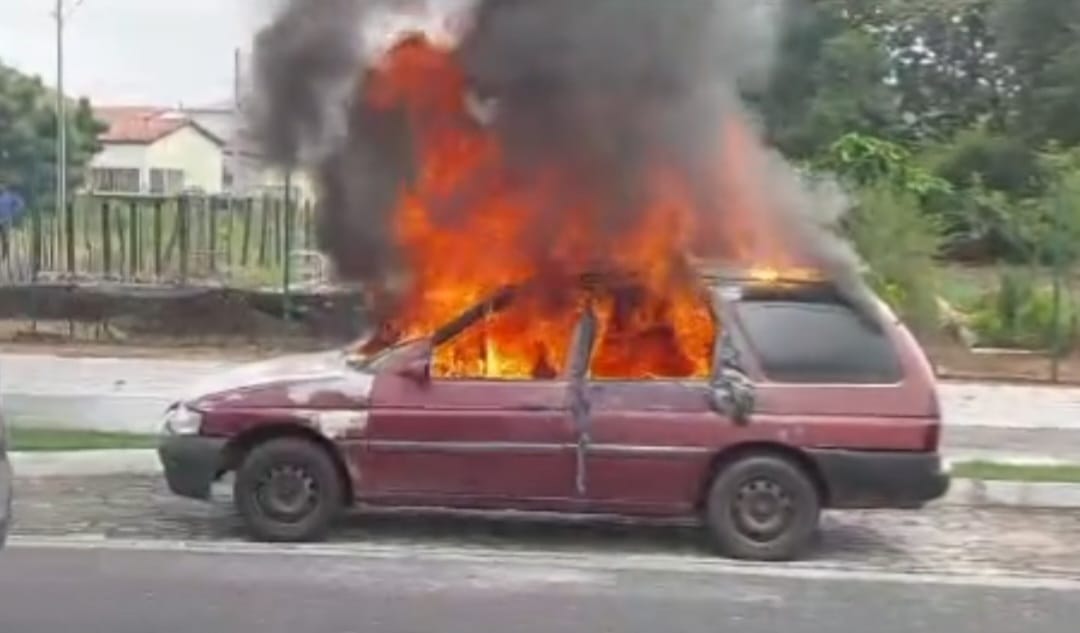 Veículo em chamas na Avenida Noé Mendes, Teresina