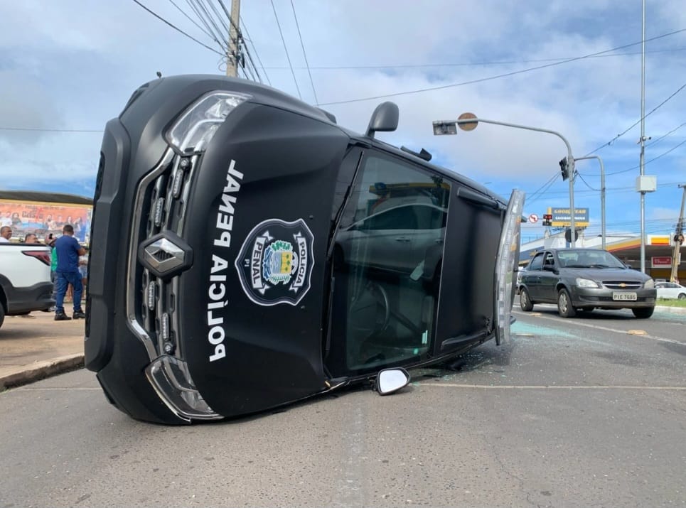 Viatura da Polícia Penal tomba após acidente na zona sul de Teresina