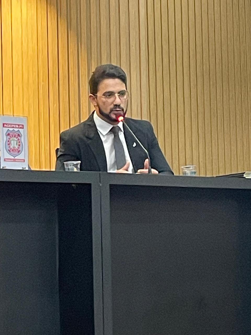 Ex-secretário de Justiça do Piauí, Dr. Heitor, no momento diretor do Jurídico da Sejus, representou o secretário cel. Carlos Augusto no debate da Regulamentação da Polícia Penal (Foto: Jacinto Teles / JTNEWS) Ex-secretário de Justiça do Piauí, Dr. Heitor, no momento diretor do Jurídico da Sejus, representou o secretário cel. Carlos Augusto no debate da Regulamentação da Polícia Penal (Foto: Jacinto Teles / JTNEWS)