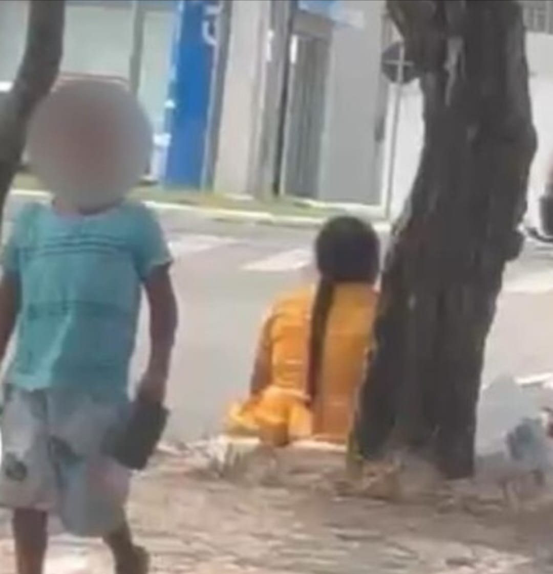 Mulher venezuelana utiliza crianças para pedir dinheiro sob o sol escaldante de Teresina