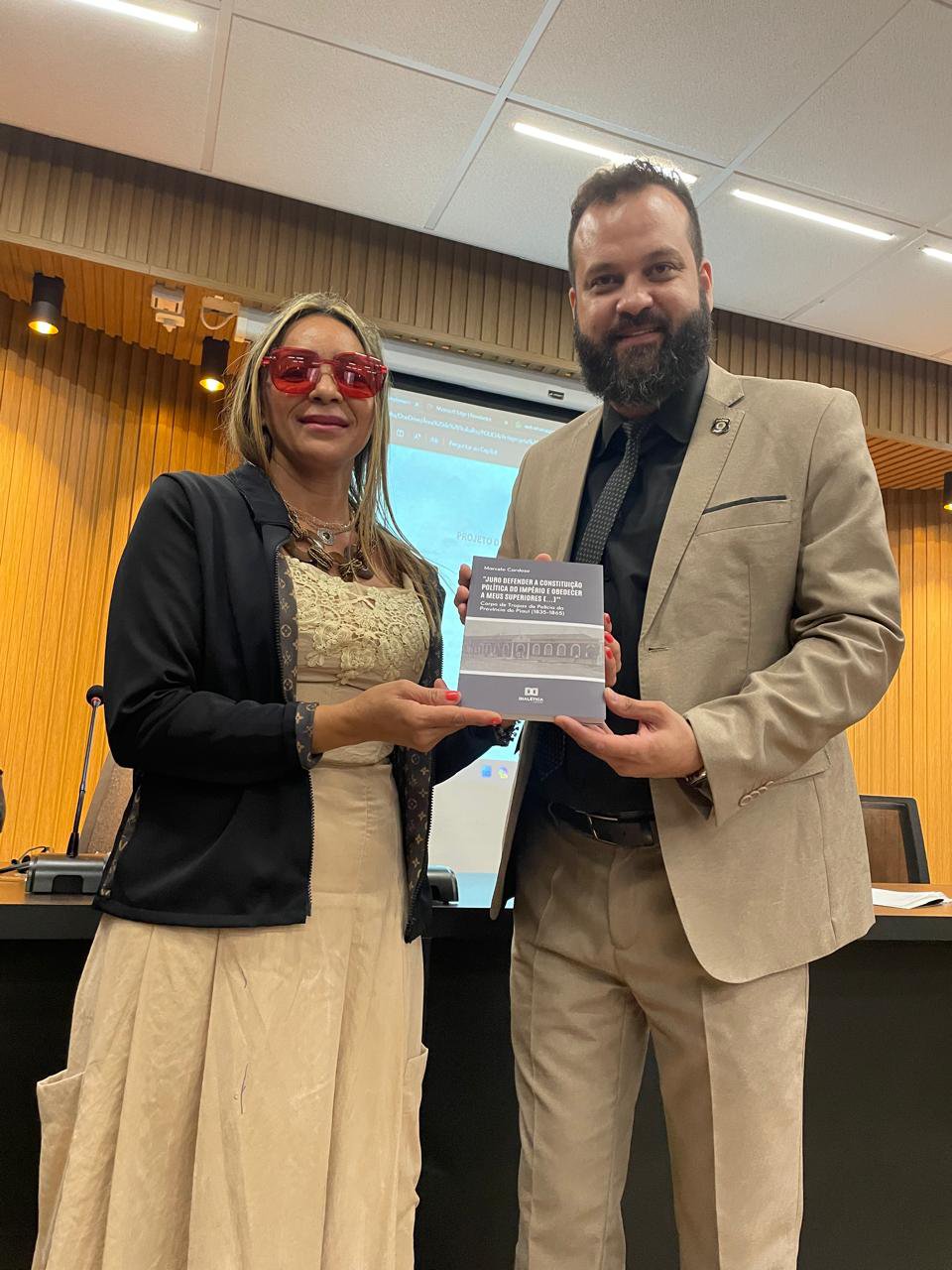 Presidenta da AGEPEN-PI, Jeansleide Alcântara entrega livro de autoria do policial penal e doutor em História do Brasil, Marcelo Cardoso ao presidente da AGEPPEN-BRASIL, Ferdinando Gregório (Foto: Jacinto Teles / JTNEWS) Presidenta da AGEPEN-PI, Jeansleide Alcântara entrega livro de autoria do policial penal e doutor em História do Brasil, Marcelo Cardoso ao presidente da AGEPPEN-BRASIL, Ferdinando Gregório (Foto: Jacinto Teles / JTNEWS)