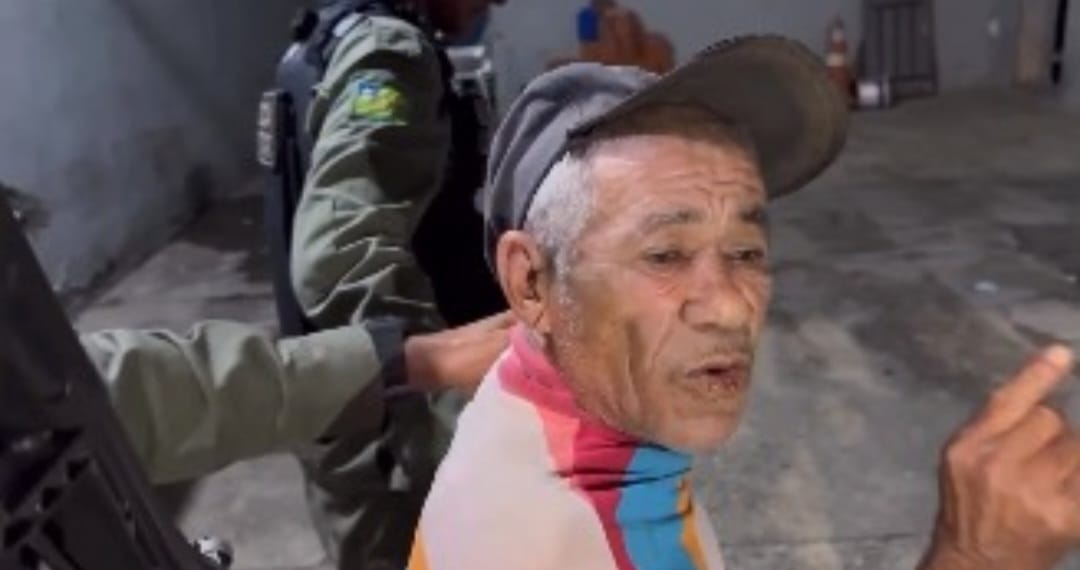 Raimundo Satilo, de 64 anos, é preso após assassinar José Nonato de Souza durante uma briga iniciada por seus cachorros.