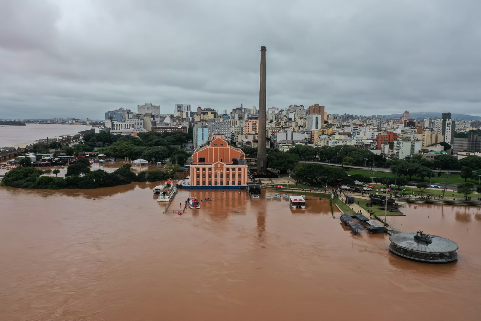 Rio Guaíba, usina do gasômetro, em Porto Alegre após chuva intensa.