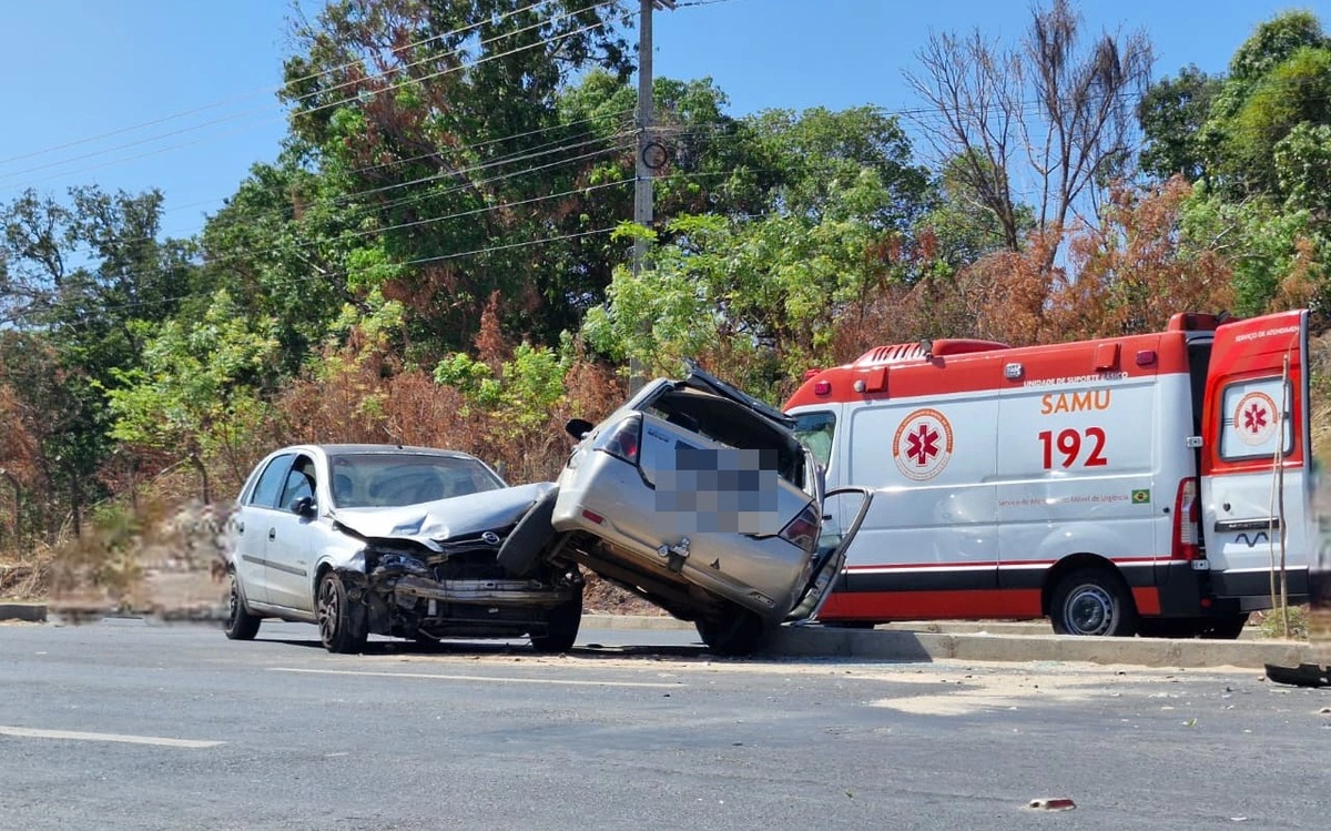 Acidente entre dois carros na Estrada da Alegria deixa cinco pessoas feridas
