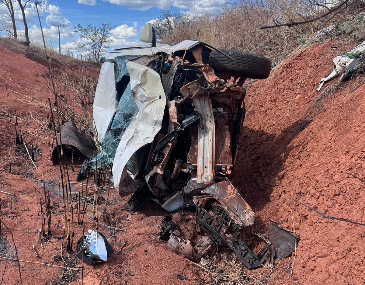 Carro ficou completamente destruído às margens da BR 135