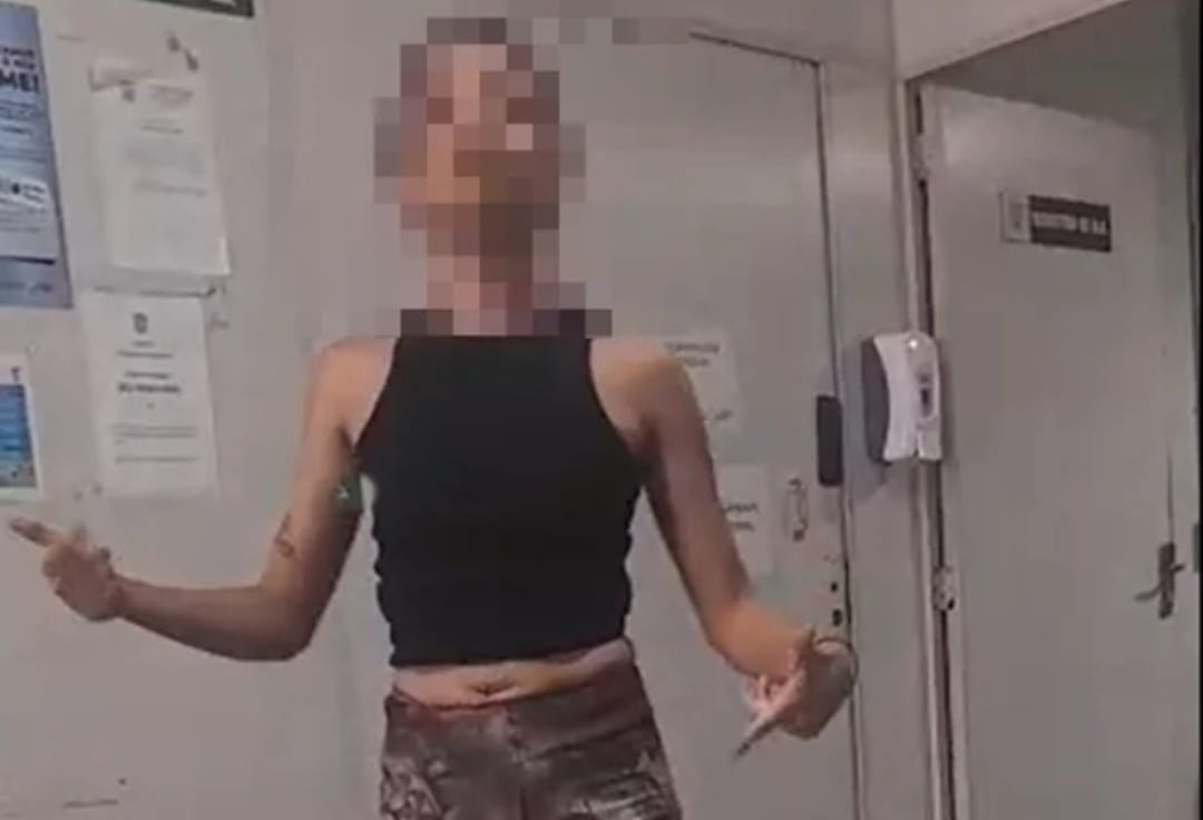 Mulher é presa por desacatar policiais dentro de delegacia em Picos