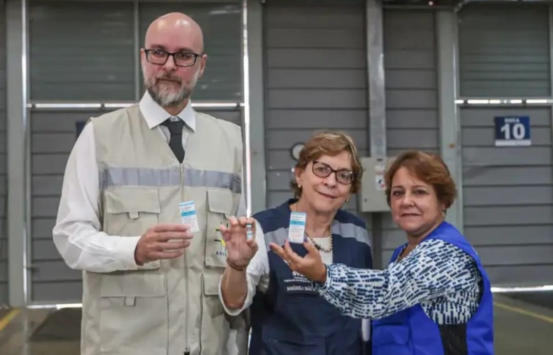 O presidente da Anvisa, Leandro Safatle, a secretária de Vigilância em Saúde e Ambiente do Ministério da Saúde, Mariângela Simão, e a coordenadora de Inovação