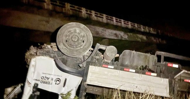 Caminhão cai de ponte e deixa dois feridos na BR 407 em Jaicós