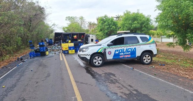 Caminhão com carga de cerveja tomba na PI 112 em União e bloqueia rodovia