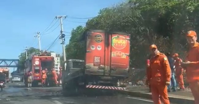 Caminhão com polpas de frutas pega fogo e fica totalmente destruído na BR 316 em Teresina