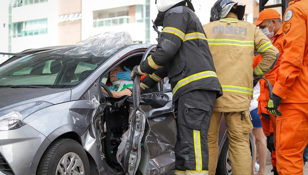 Motorista presa às ferragens
