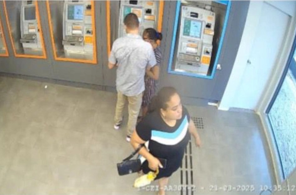 Suspeita foi registrada por câmera de segurança instalada no interior da agência bancária